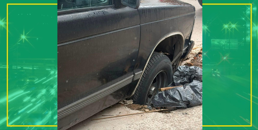 Camioneta cae en megabache