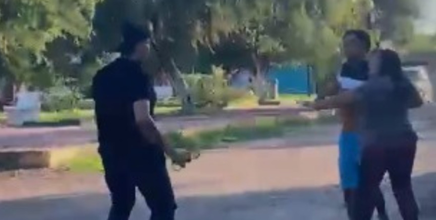 Policías desafían a ciudadanos locales