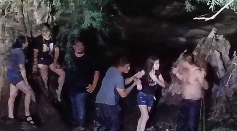 HALLAN CUERPO DE MUJER Y RESCATAN A 20 PERSONAS
