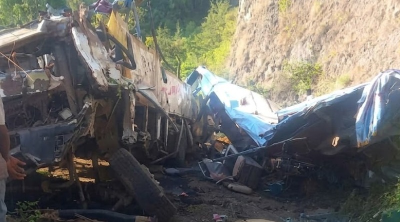 MUEREN 30 PERSONAS TRAS CAER AUTOBÚS EN ETIOPÍA