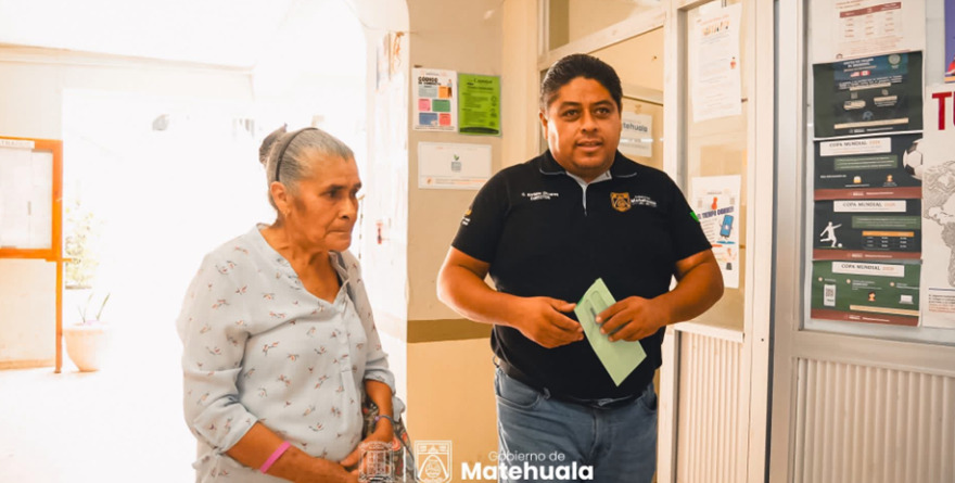 Acercan a abuelitos con descendientes