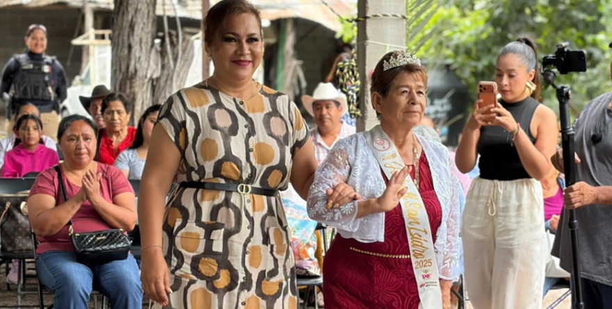 Coronan a reinas de Corazones Sabios en Rioverde