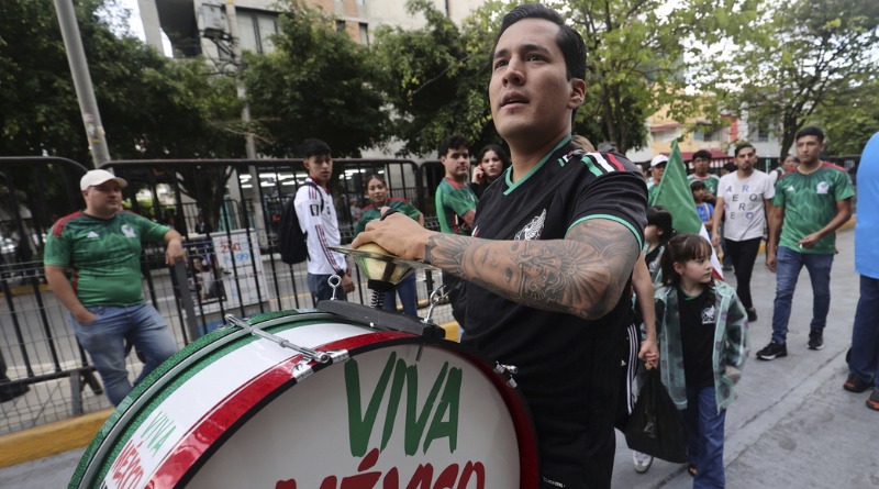 RECIBEN CON MARIACHI Y PIROTECNIA AL TRICOLOR EN GUADALAJARA