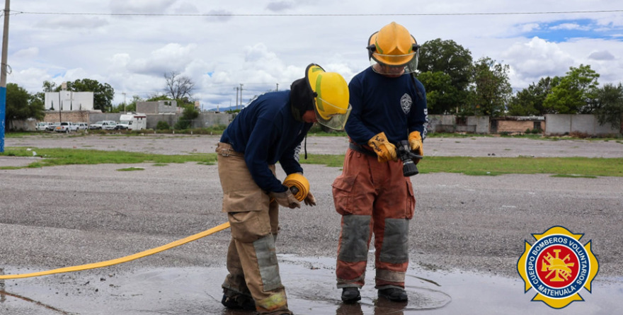 Práctica de abastecimiento en la Academia de Bomberos