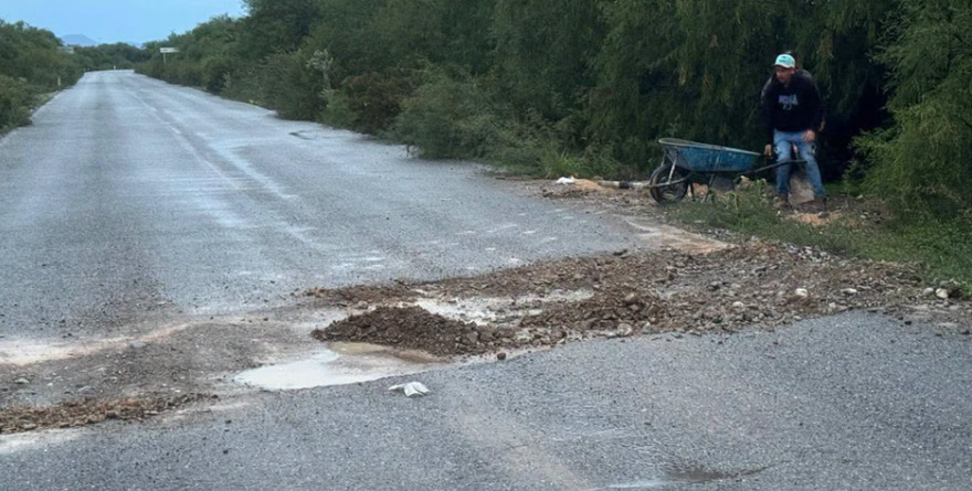 Simulan arreglo en tramo dañado