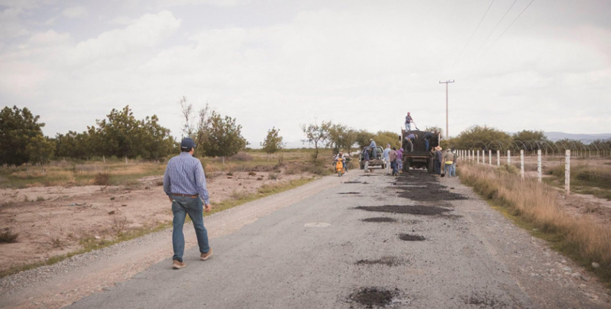 Vecinos reprueban bacheo con tierra