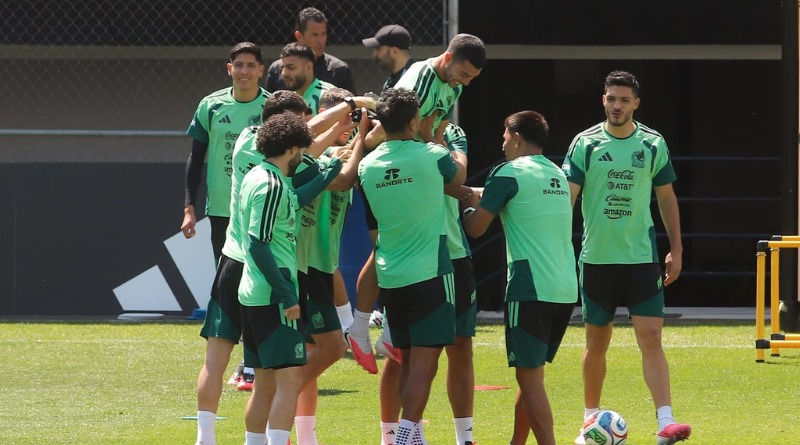 LE HACEN CALZÓN CHINO A LIRA EN PRÁCTICA DEL TRICOLOR