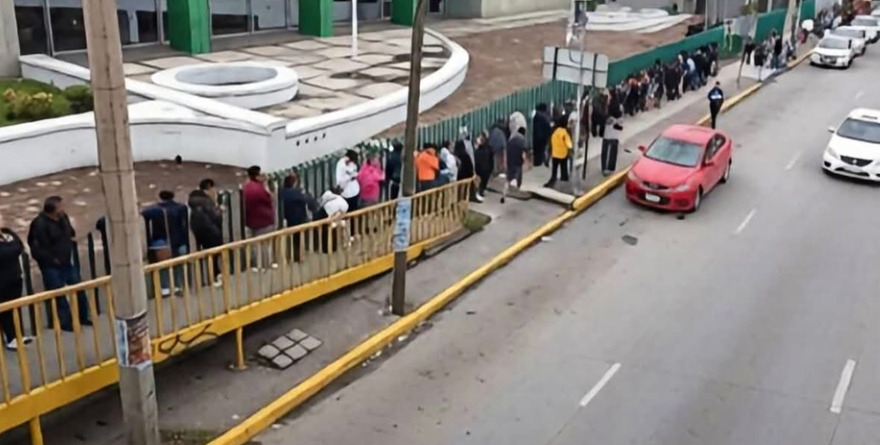 Pacientes en fila y bajo el sol
