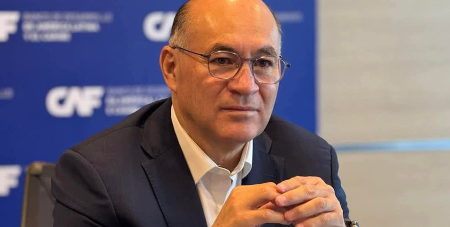 Galindo se lava las manos por el lirio