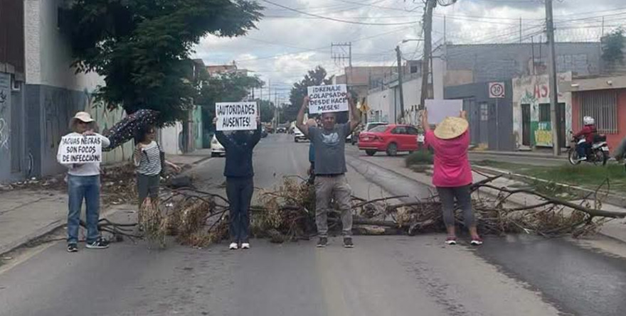 Vecinos toman la calle por colapso sanitario