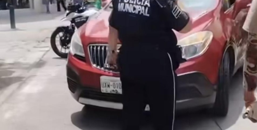Vehículo embiste a una ciudadana