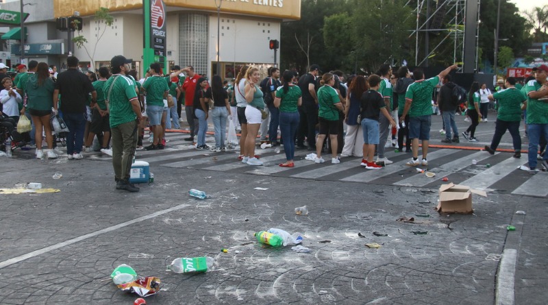 FIESTA DEJA ORINES Y HECES EN ZONAS ALEDAÑAS A LA MINERVA
