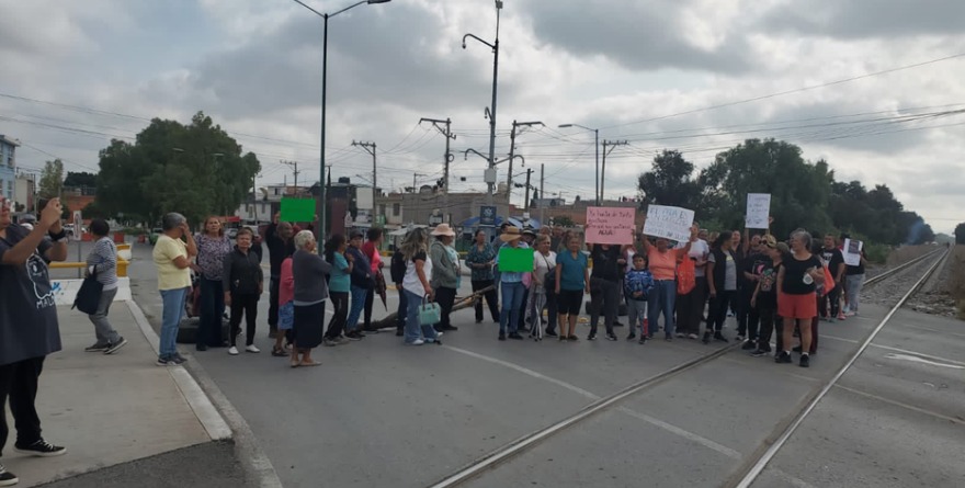 Vecinos bloquean calles por desabasto hídrico