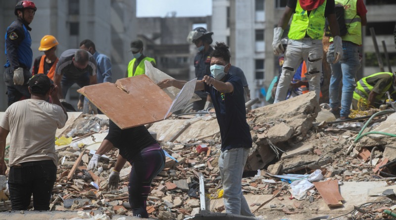 BUSCAN EN VENEZUELA A CIENTOS ENTRE RUINAS