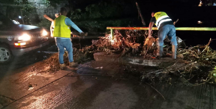 Tras tormentón en Valles, cuadrillas limpian alcantarillas tapadas