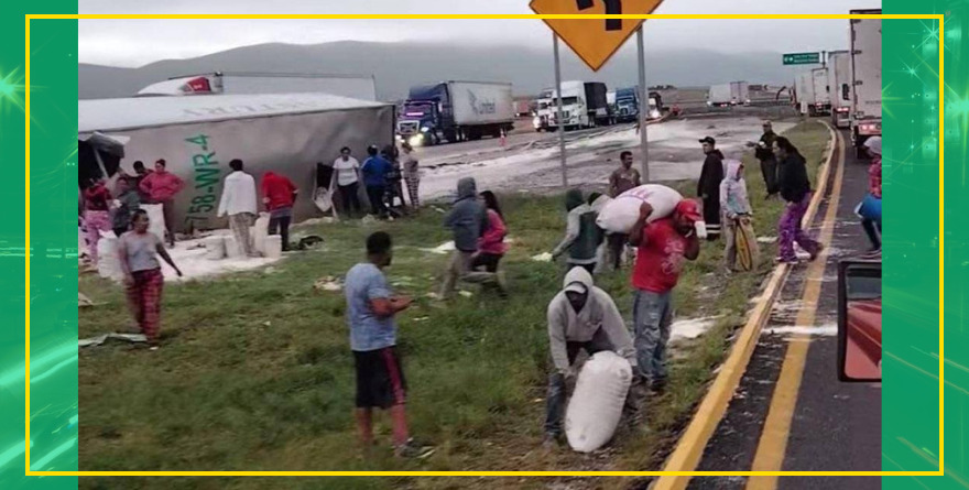 Vuelca tráiler y desatan rapiña en la 57