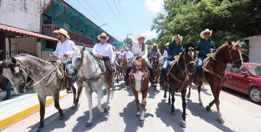 Aquismón celebra sus fiestas con la senadora Ruth González en cabalgata y nueva unidad deportiva