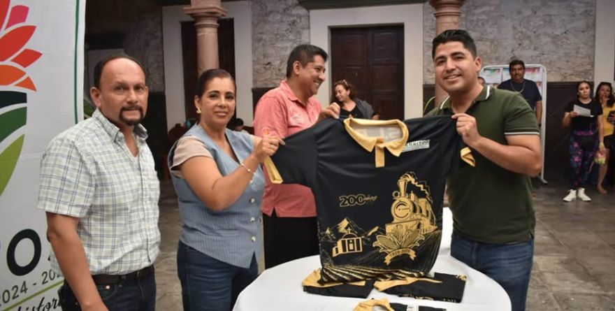 Entregan uniformes a selección de voleibol