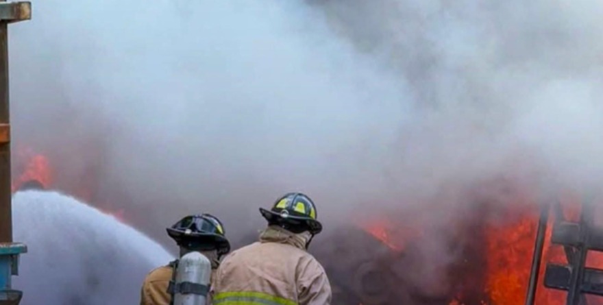 Controlan incendio en chatarrera
