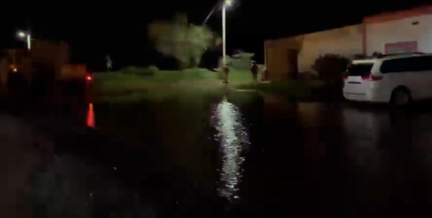 Lluvias provocan desborde de presa