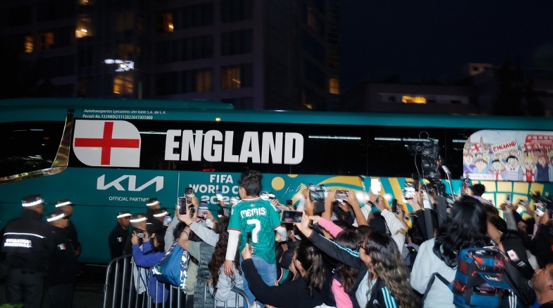 ABUCHEAN A INGLATERRA EN SU LLEGADA AL HOTEL EN CDMX