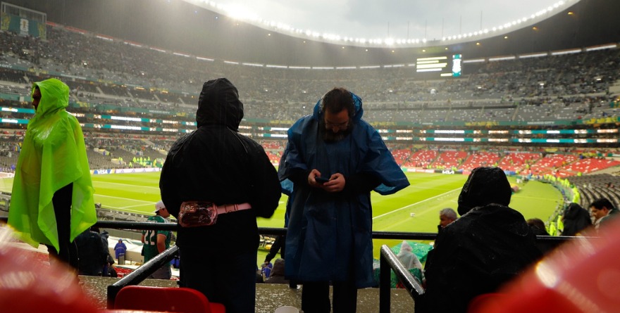 SE JUGARÍA EL MÉXICO VS. INGLATERRA BAJO UNA FUERTE LLUVIA