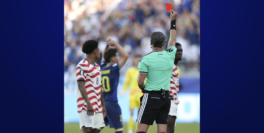 FIFA PERMITE A FOLARIN BALOGUN JUGAR PESE A EXPULSIÓN