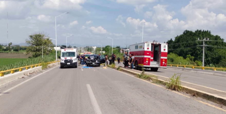 Bomberos atienden choque múltiple en Ciudad Fernández
