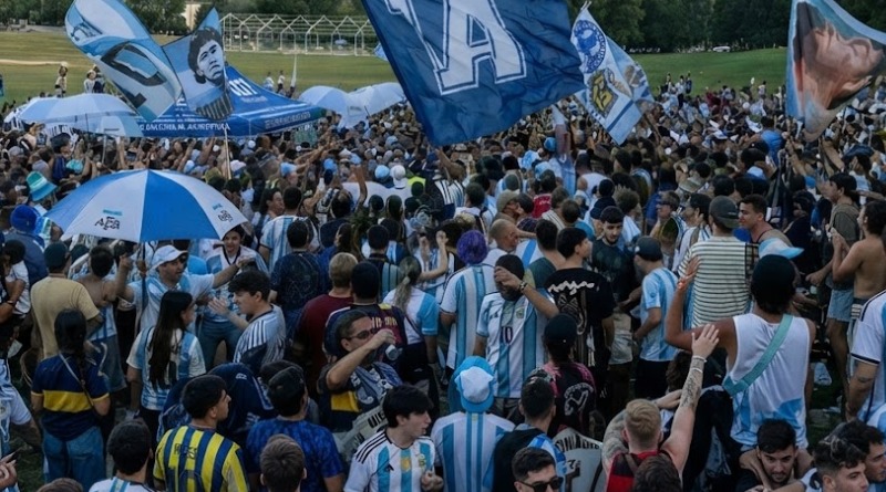 LLEGA AFICIÓN ARGENTINA A ATLANTA CON BANDERAZO ALBICELESTE