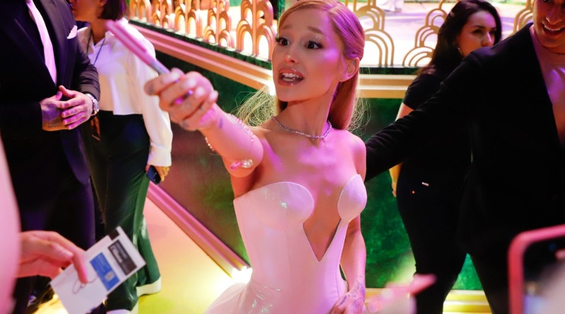 ARIANA GRANDE ABANDONA ‘AMERICAN HORROR STORY’ POR SU GIRA