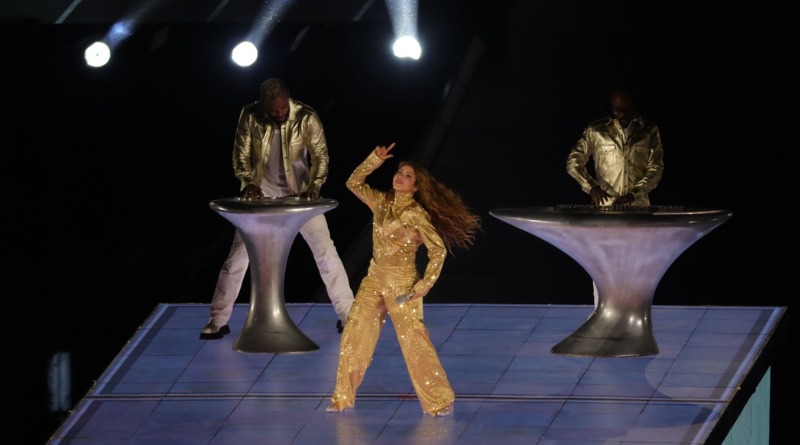 VOLVERÁ SHAKIRA A CANTAR EN PIRÁMIDES DE GIZA TRAS 19 AÑOS