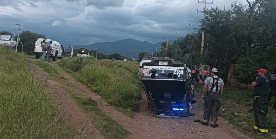 Atienden volcadura en la Carretera 70