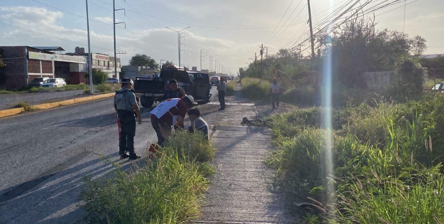Embiste camioneta a joven operador