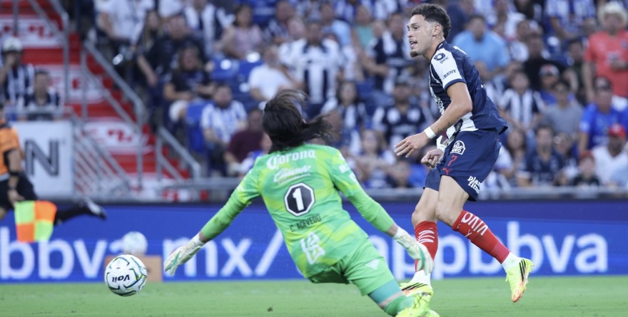 RAYADOS GANA A SANTOS SIN DESPEINARSE CON DOBLETE DE OCAMPOS