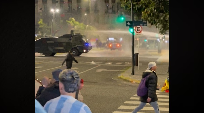 SE ENFRENTAN AFICIONADOS Y POLICÍAS EN ARGENTINA
