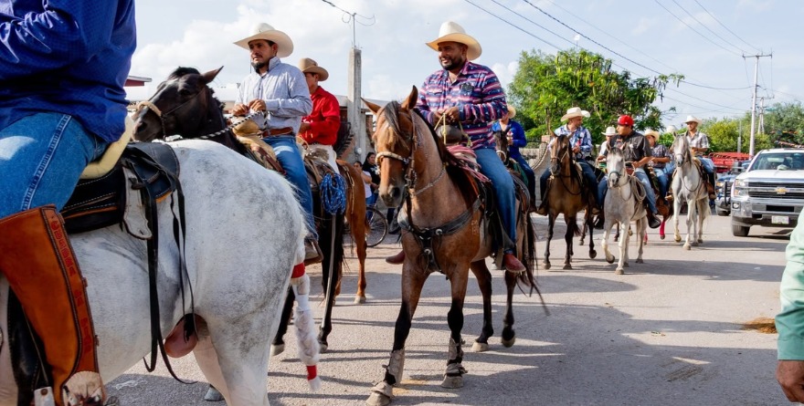 Resguardan costumbres con cabalgata tradicional