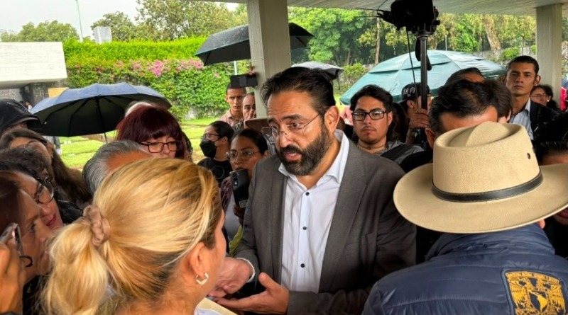 ENTREGAN ASPIRANTES DE LA UNAM PLIEGO PETITORIO A RECTORÍA