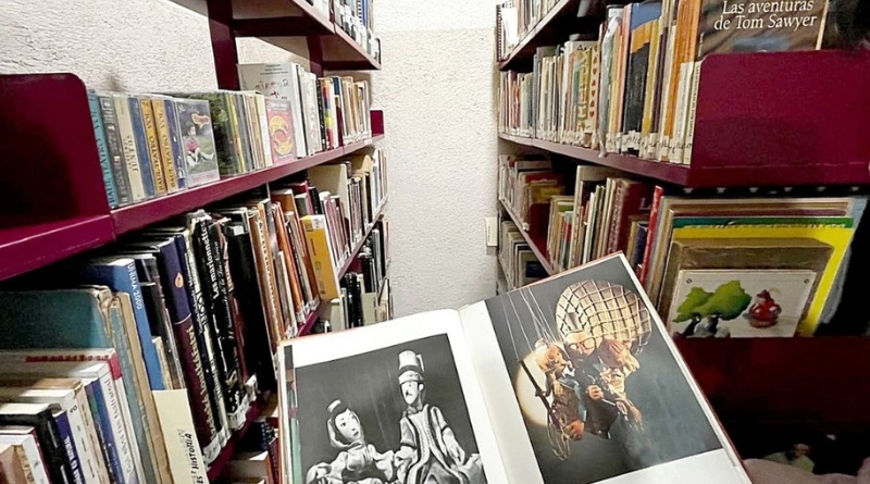 VA LA BIBLIOTECA DE BAÚL TEATRO A LA UNIVERSIDAD