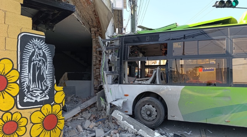 SE SALVA IMAGEN DE VIRGEN TRAS CAMIONAZO