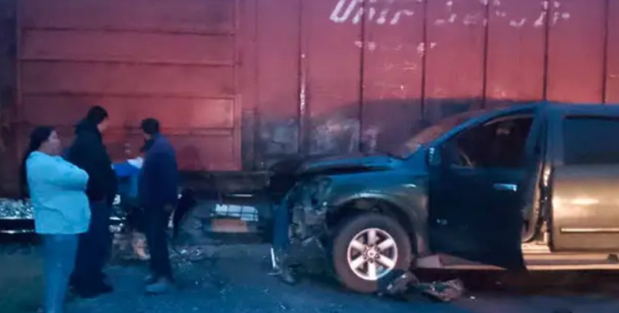 Tren arrastra a camioneta que intentó ganarle el paso en Soledad