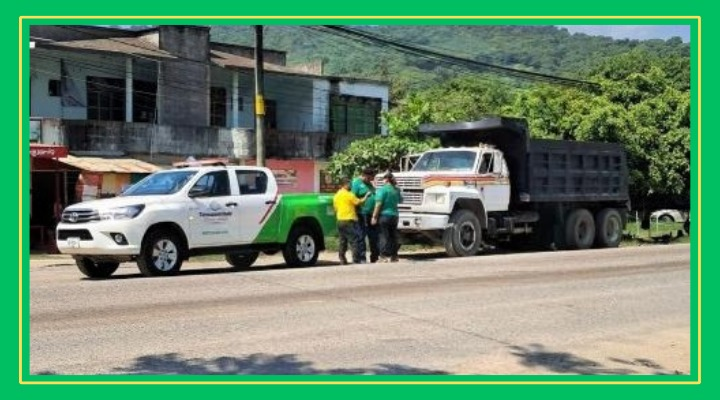 Camión riega aceite en la Huejutla-Tamazunchale y provoca derrape