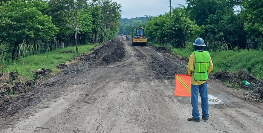 Gobernador conecta 19 comunidades con nuevo camino en la Huasteca
