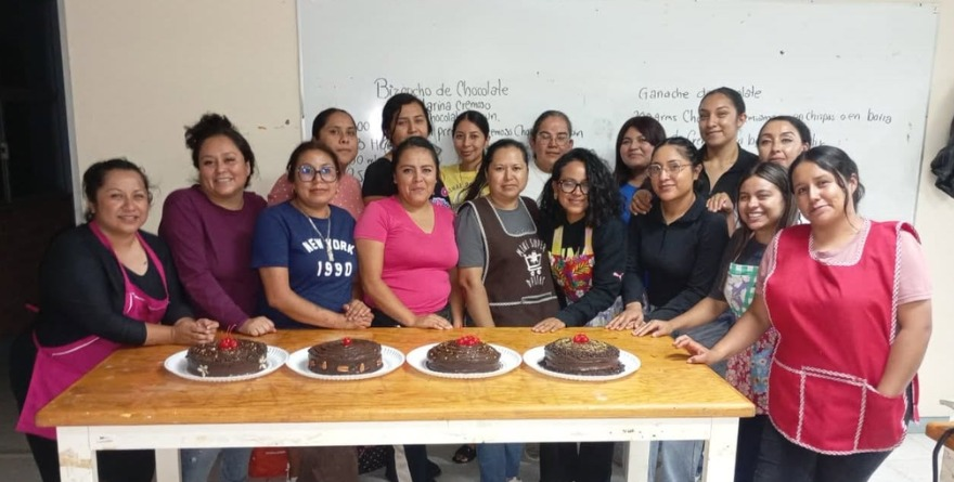 Perfeccionan técnicas de repostería