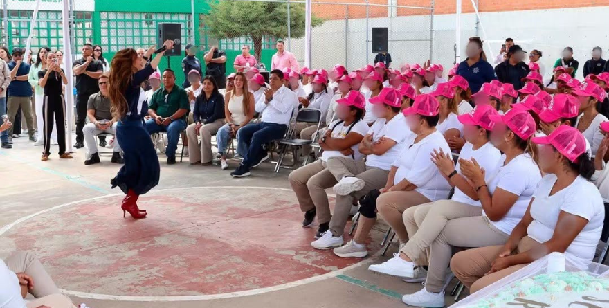 EL GOBERNADOR RICARDO GALLARDO Y GLORIA TREVI VISITAN A INTERNAS DE LA PILA