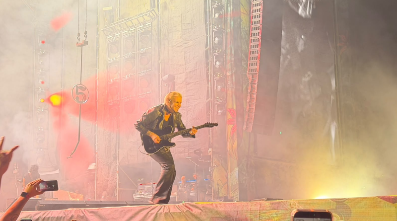 Prende Mötley Crüe en la Fenapo
