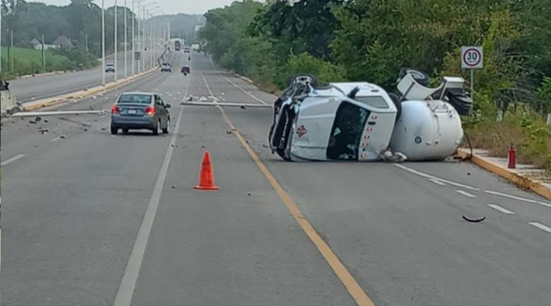 PIPA DE GAS LP CHOCA Y TERMINA VOLCADA EN LA VALLES-TAMAZUNCHALE