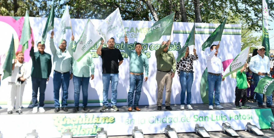 Enchulan Las Julias con obras y apoyos