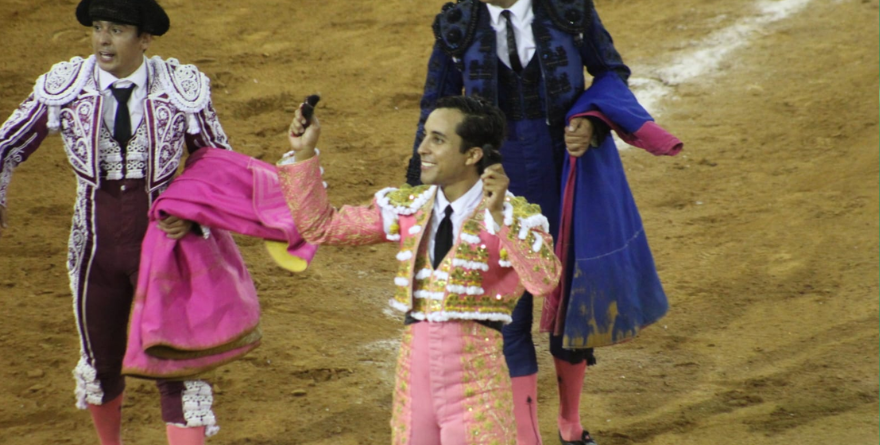 TRES OREJAS PARA LEO VALADEZ SALE EN HOMBROS DE LA PLAZA