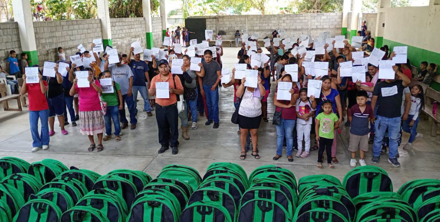Entregan apoyos de útiles escolares
