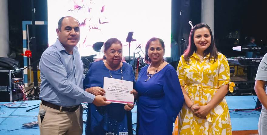 Festejan a adultos mayores